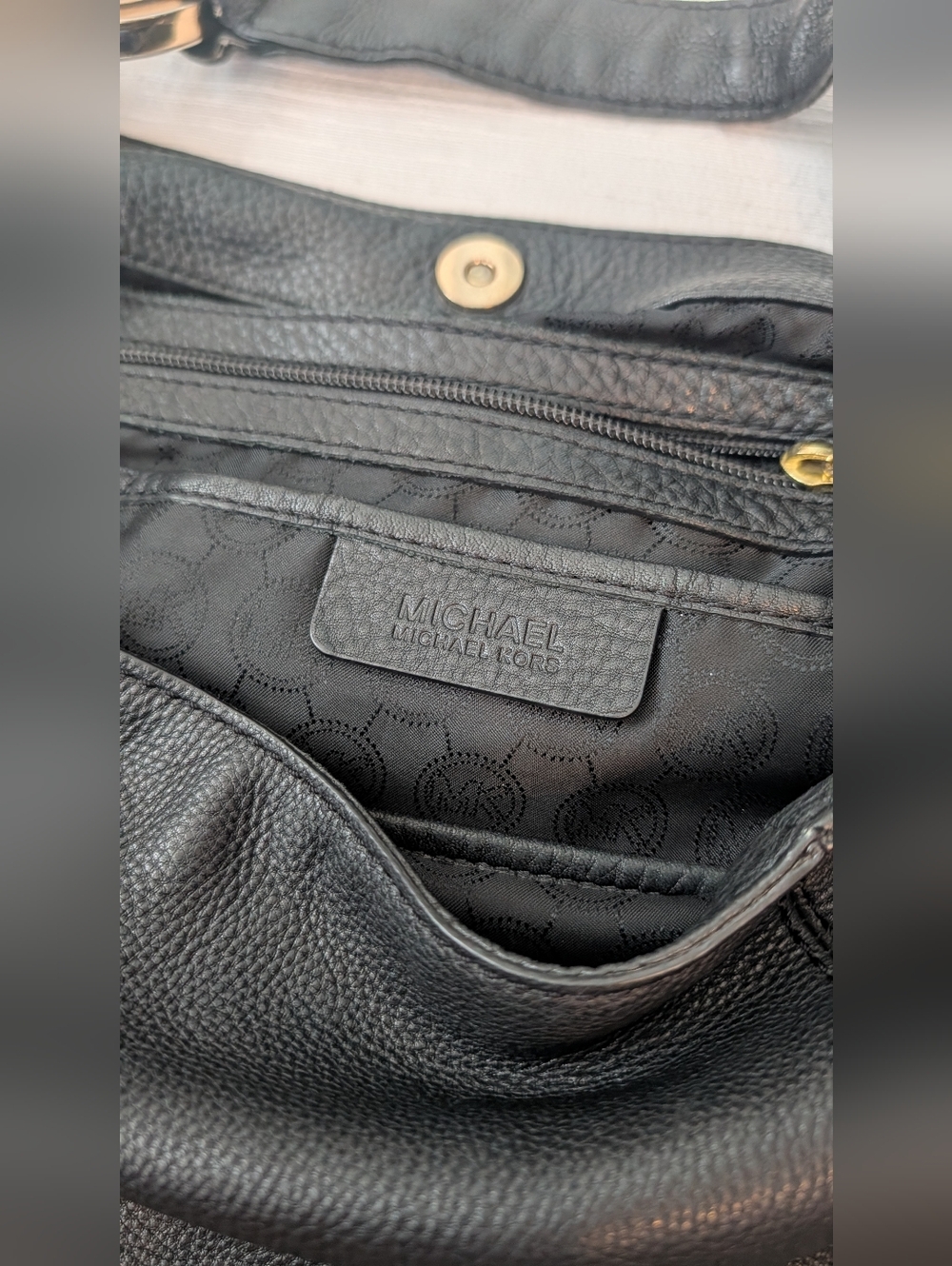 Michael Kors  Shoulder Hobo with Gold MK Charm .Came With MK Dust Bag . - Picture 6 of 14